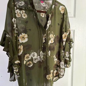 Vince Camuto print top size medium